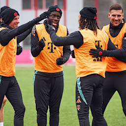 Thomas Müller, Dayot Upamecano, Sacha Boey und Leon Goetzka jubeln im Training des FC Bayern