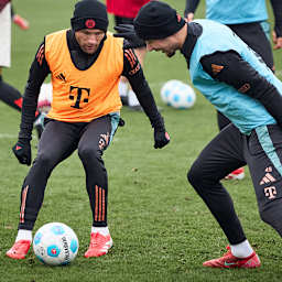 Konrad Laimer und Aleks Pavlovic im Zweikampf im Training des FC Bayern