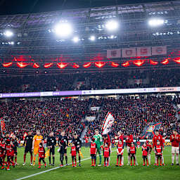 Die Teams nehmen Aufstellung vor Anpfiff des Bundesliga-Spiels des FC Bayern in Leverkusen.