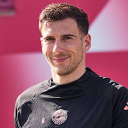 Leon Goretzka kommt aus der Kabine des FC Bayern an der Säbener Straße