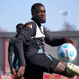 Dayot Upamecano spielt den Ball mit der Hacke im Training des FC Bayern