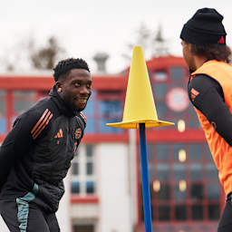 Alphonso Davies und Leroy Sané blicken auf ein Hütchen auf einer Stange im FC Bayern-Training vor dem Bundesliga-Spiel bei Union Berlin