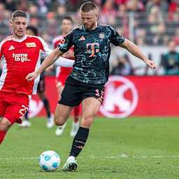 Eric Dier spielt einen Pass vor dem heranstürmenden Andrej ILic im Bundesliga-Spiel Union Berlin - FC Bayern