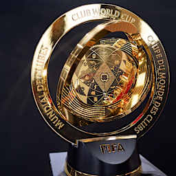 Jan-Christian Dreesen y Giovane Elber presentan el trofeo de la Copa Mundial de Clubes del FC Bayern World.