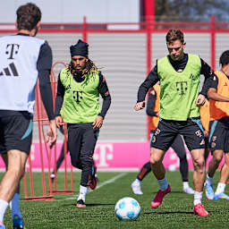 joshua Kimmich spielt einen Pass im Training des FC Bayern vor dem Gastspiel beim FC Augsburg