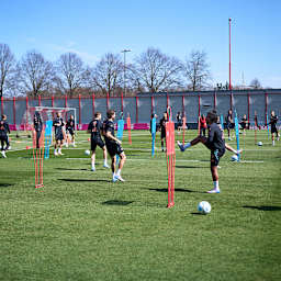 Spieler beim Aufwärmen im Training des FC Bayern