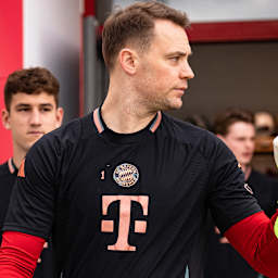 Manuel Neuer verlässt das Spielerhaus des FC Bayern und winkt.
