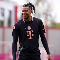Michael Olise lächelnd im Training des FC Bayern