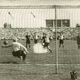 1932: Final – Bayern were crowned champions of Germany for the first time in 1932. The title back then was decided through a knockout finals stage featuring the champions of the respective regional championships. Bayern went on to beat Eintracht Frankfurt 2-0 in Nuremberg thanks to goals from Oskar Rohr (penalty) and Franz Krumm.