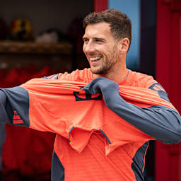 Leon Goretzka zieht einen Pullover an vor dem FC Bayern-Training vor Bundesliga-Spiel bei TSG Hoffenheim.