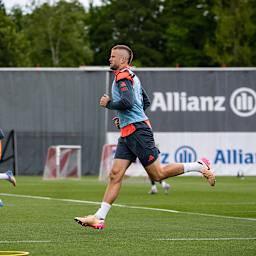 Eric Dier läuft im FC Bayern-Training vor Bundesliga-Spiel bei TSG Hoffenheim.