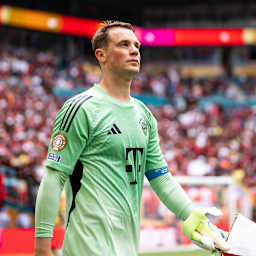 Manuel Neuer betritt den Rasen m Hard Rock Stadium von Miami vor dem Achtelfinalspiel gegen Flamengo