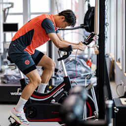 Hiroki Ito im Reha-Training des FC Bayern auf dem Fahrrad-Ergometer