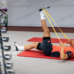 Hiroki Ito im Reha-Training des FC Bayern bei einer Dehnübung