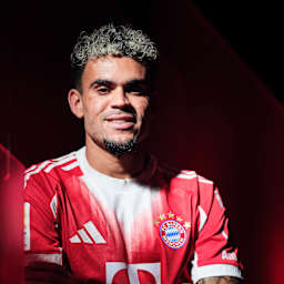 Luis Díaz bei seiner Vertragsunterschrift für den FC Bayern