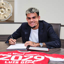 Luis Díaz bei seiner Vertragsunterschrift für den FC Bayern