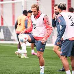 Harry Kane spielt einen Ball im Training des FC Bayern