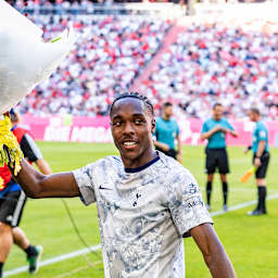 Mathys Tel wird vor dem Testspiel des FC Bayern gegen Tottenham Hotspur verabschiedet.