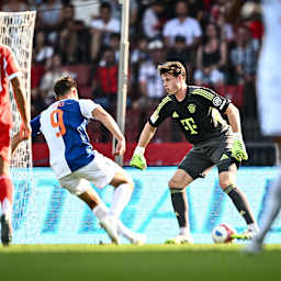 Jonas Urbig kommt im Testspiel des FC Bayern beim Grashopper Club Zürich vor Gegenspieler Nikolas Muci an den Ball