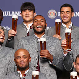 Luis Diaz, Jonathan Tah und Harry Kane achen mit einem Weißbierglas in der Hand