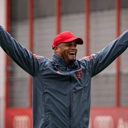 Vincent Kompany jubelt im Training des FC Bayern
