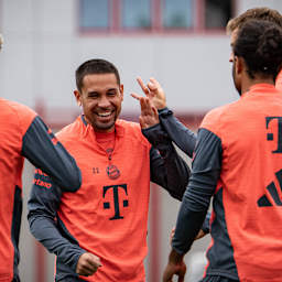 Raphael Guerreiro bekommt Ohrenschnippser im Training des FC Bayern