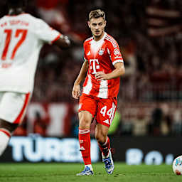 Josip Stanišić während des Bundesligaauftakts zwischen dem FC Bayern und RB Leipzig