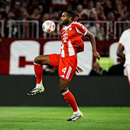 Jonathan Tah mit Ball am Fuß während des Bundesligaauftakts zwischen dem FC Bayern und RB Leipzig