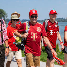Der Aufstiegsmarsch des FC Bayern am Tegernsee