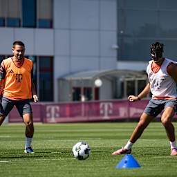 Guerreiro, Pavlovic und Kollegen spielen sich den Ball zu im Training des FC Bayern vor dem Pokalspiel in Wiesbaden.
