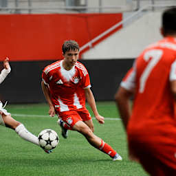 Szene aus dem Spiel FC Bayern vs. FC Chelsea beim U15 Elite Cup am FC Bayern Campus.