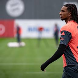 Michael Olise betritt den Rasen beim Training des FC Bayern vor dem Heimspiel gegen den Hamburger SV.
