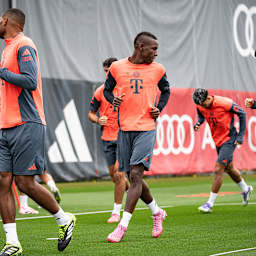 Nicolas Jackson und Kollegen laufen sich warm im Training des FC Bayern vor dem Heimspiel gegen den Hamburger SV.