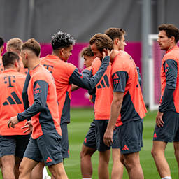 Luis Diaz kneift Harry Kane ins Ohr im Training des FC Bayern vor dem Heimspiel gegen den Hamburger SV.