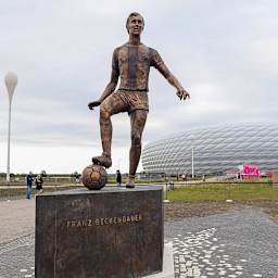 Die Statue von Franz Beckenbauer vor der Allianz Arena