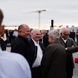 Uli Hoeneß im Gespräch mit Pierre Littbarski
