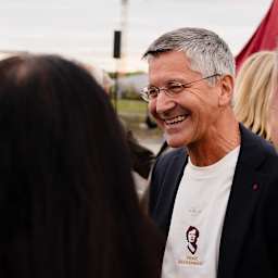 Herbert Hainer im Gespräch lachend