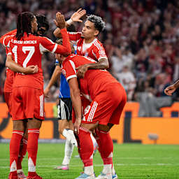 Luis Diaz und Michael Olise klatschen ab nach dem  5:0 im Bundesliga-Spiel FC Bayern gegen Hamburger SV.