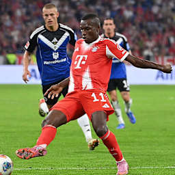Nicolas Jackson am Ball im Bundesliga-Spiel FC Bayern gegen Hamburger SV.