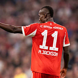 Nicolas Jackson zeigt den Daumen nach oben imBundesliga-Spiel FC Bayern gegen Hamburger SV.