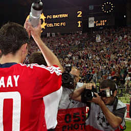 Roy Makaay applaudiert vor der Fankurve im Olympiastadion nach dem Champions League-Auftaktsieg gegen Celtic Glasgow