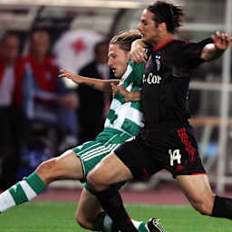 Claudio Pizarro im Zweikampf im Champions League-Spiel des FC Bayern bei Rapid Wien