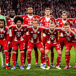 Mannschaftsfoto der Startaufstellung vor dem Heimspiel des FC Bayern zum Auftakt in die Champions League gegen den FC Chelsea
