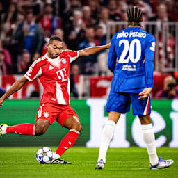 Jonathan Tah mit Ball am Fuß während des Heimspiels des FC Bayern zum Auftakt in die Champions League gegen den FC Chelsea