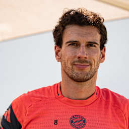 Leon Goretzka im orangenen Oberteil im FC Bayern-Training