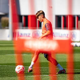Lennart Karl im orangenen Oberteil im FC Bayern-Training