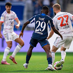 Konrad Laimer dribbelt mit dem Ball im Bundesliga-Spiel des FC Bayern bei der TSG 1899 Hoffenheim.