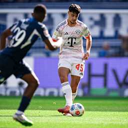 Aleksandar Pavlovic dribbelt mit dem Ball im Bundesliga-Spiel des FC Bayern bei der TSG 1899 Hoffenheim.