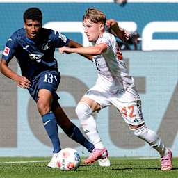 Lennart Karl dribbelt mit dem Ball im Bundesliga-Spiel des FC Bayern bei der TSG 1899 Hoffenheim.