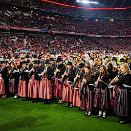 Eine Musikkapelle spielt vor dem Bundesliga-Heimspiel des FC Bayern gegen den SV Werder Bremen.